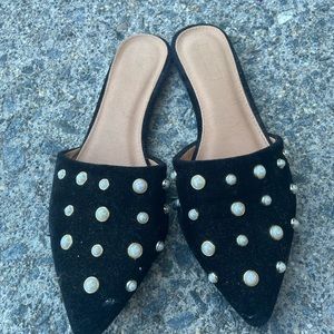 YOKI BLACK VELVET PEARL POINTY TOR FLATS SIZE 8.5
